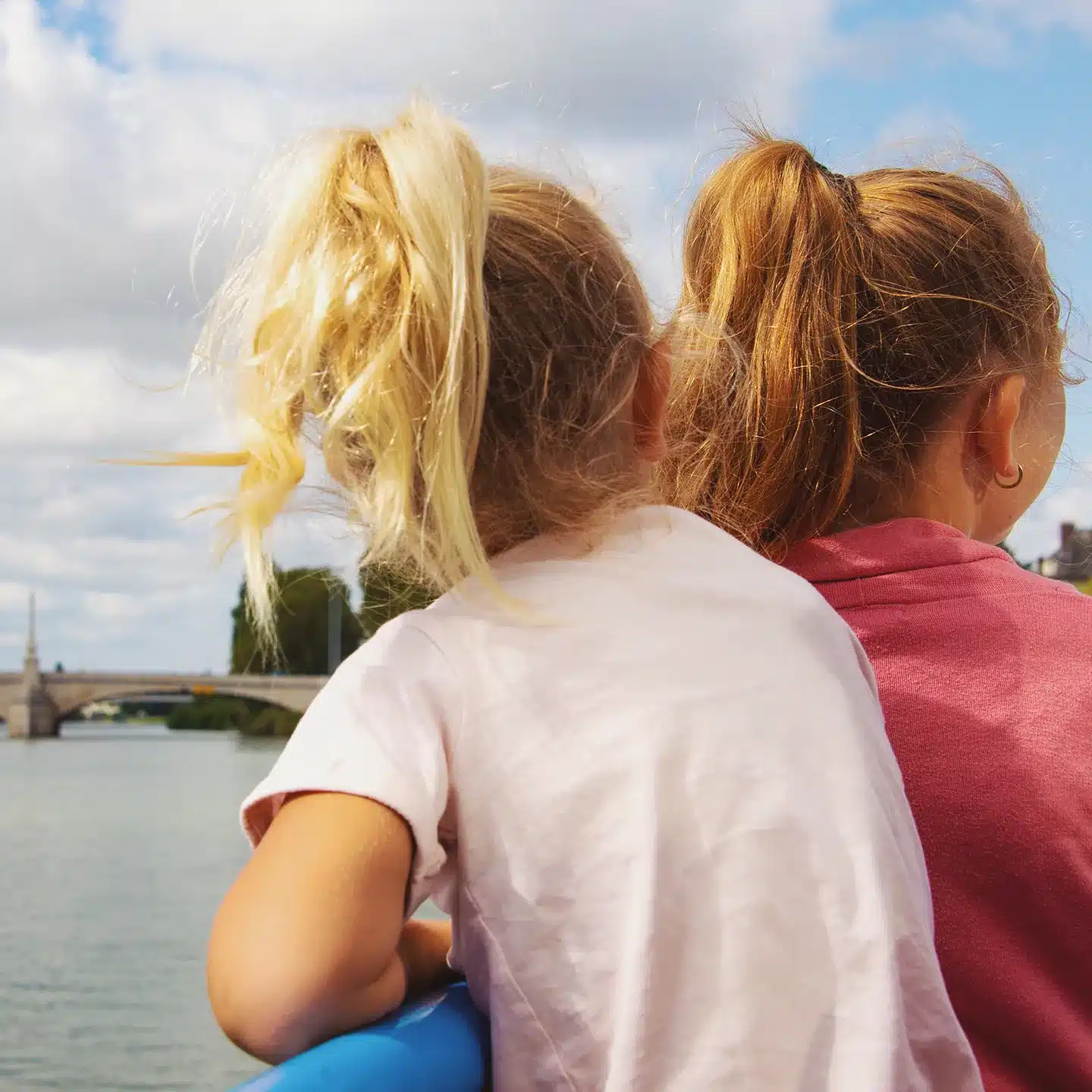 Visuel de deux enfants vus de dos sur le pont de l'Escapade pendant une croisière